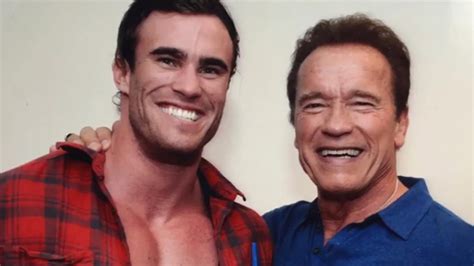 Calum von Moger’s brother Ed smashes car window, grabs driver。